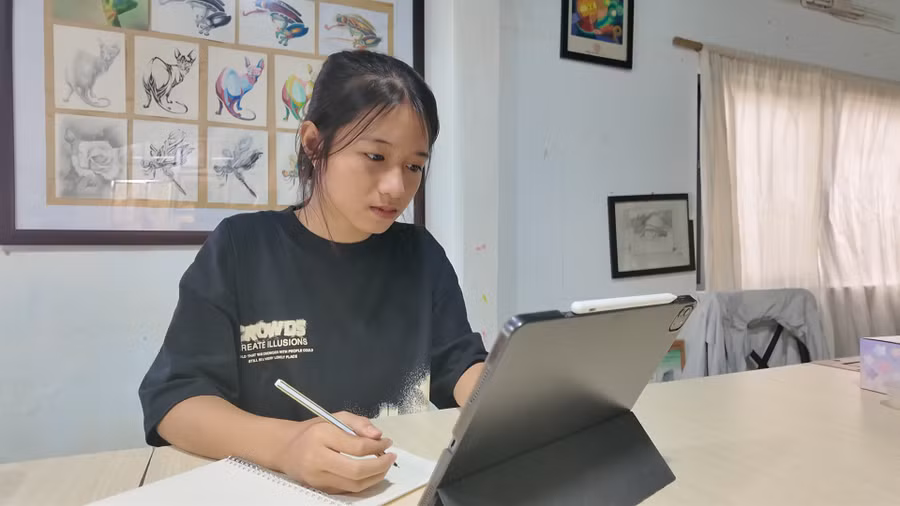 Em Diệp Nhã An (tổ 2, phường Hoa Lư, TP. Pleiku) ứng dụng công nghệ AI trong quá trình học tập. Ảnh: Đồng Lai