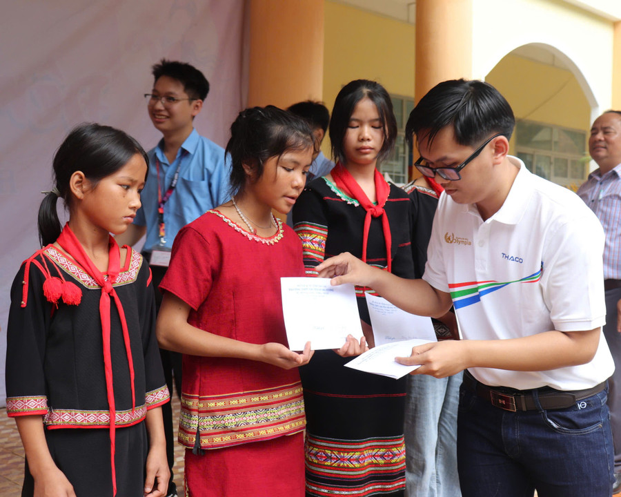 Em Nguyễn Quốc Nhật Minh (học sinh lớp 12C2A, Trường THPT Chuyên Hùng Vương) đại diện trường trao học bổng cho các em học sinh. Ảnh: Lạc Hà Em Nguyễn Quốc Nhật Minh (học sinh lớp 12C2A, Trường THPT Chuyên Hùng Vương) đại diện trường trao học bổng cho các em học sinh. Ảnh: Lạc Hà