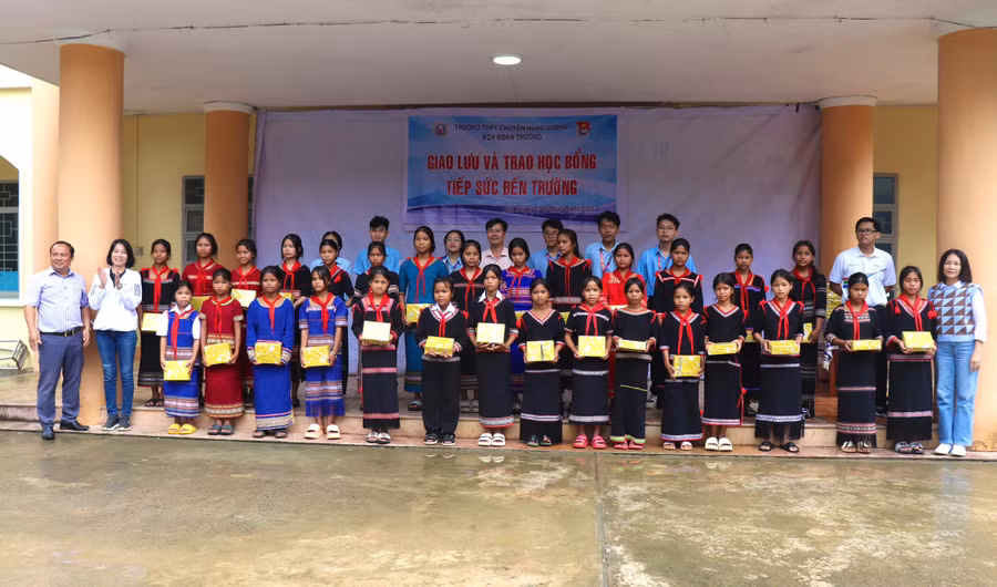 Trường THPT Chuyên Hùng Vương tặng 50 suất quà cho các em học sinh Trường PTDT bán trú THCS Trần Kiên (xã Hà Đông, huyện Đak Đoa). Ảnh: Lạc Hà