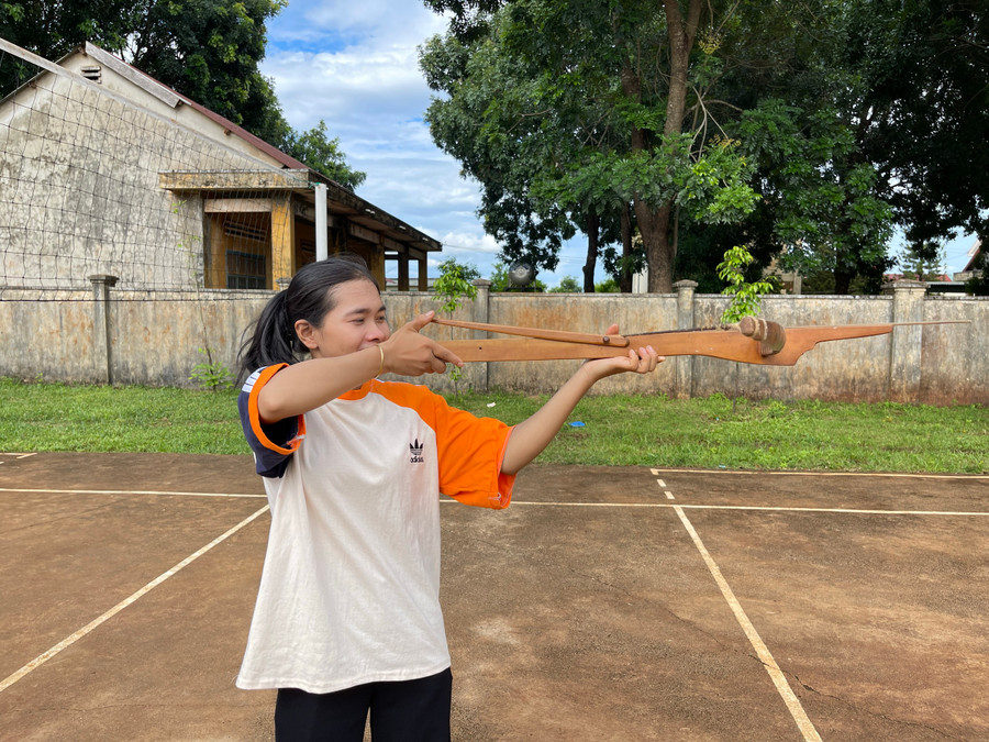 Chị Rơ Châm Sơ Ne trong một tư thế bắn nỏ. Ảnh: Đồng Lai Chị Rơ Châm Sơ Ne trong một tư thế bắn nỏ. Ảnh: Đồng Lai