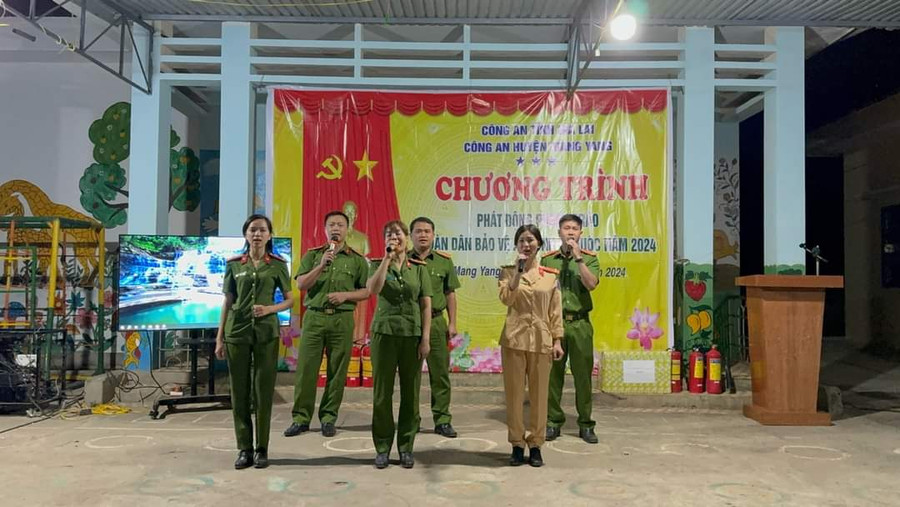 Đội CSGT Mang Yang giao lưu tuyên truyền phổ biến pháp luật trên địa bàn huyện. Ảnh: Công an huyện Mang Yang Đội CSGT Mang Yang giao lưu tuyên truyền phổ biến pháp luật trên địa bàn huyện. Ảnh: Công an huyện Mang Yang