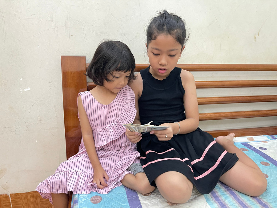 Hai chị em Nguyễn Uyên Thi (học sinh lớp 3, Trường tiểu học Nguyễn Trãi, TP. Pleiku) quyết tâm mang hết số tiền tiết kiệm để ủng hộ bà con vùng chịu thiên tai phía Bắc. Ảnh: Đồng Lai Hai chị em Nguyễn Uyên Thi (học sinh lớp 3, Trường tiểu học Nguyễn Trãi, TP. Pleiku) quyết tâm mang hết số tiền tiết kiệm để ủng hộ bà con vùng chịu thiên tai phía Bắc. Ảnh: Đồng Lai