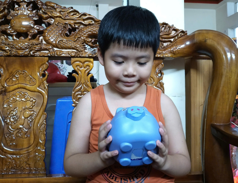 Bé Mai Gia Phúc (8 tuổi; tổ 4, phường Tây Sơn, TP. Pleiku) đã nhờ mẹ gửi số tiền 1 triệu đồng trong heo đất của mình quyên góp hỗ trợ. Ảnh: Đồng Lai Bé Mai Gia Phúc (8 tuổi; tổ 4, phường Tây Sơn, TP. Pleiku) đã nhờ mẹ gửi số tiền 1 triệu đồng trong heo đất của mình quyên góp hỗ trợ. Ảnh: Đồng Lai