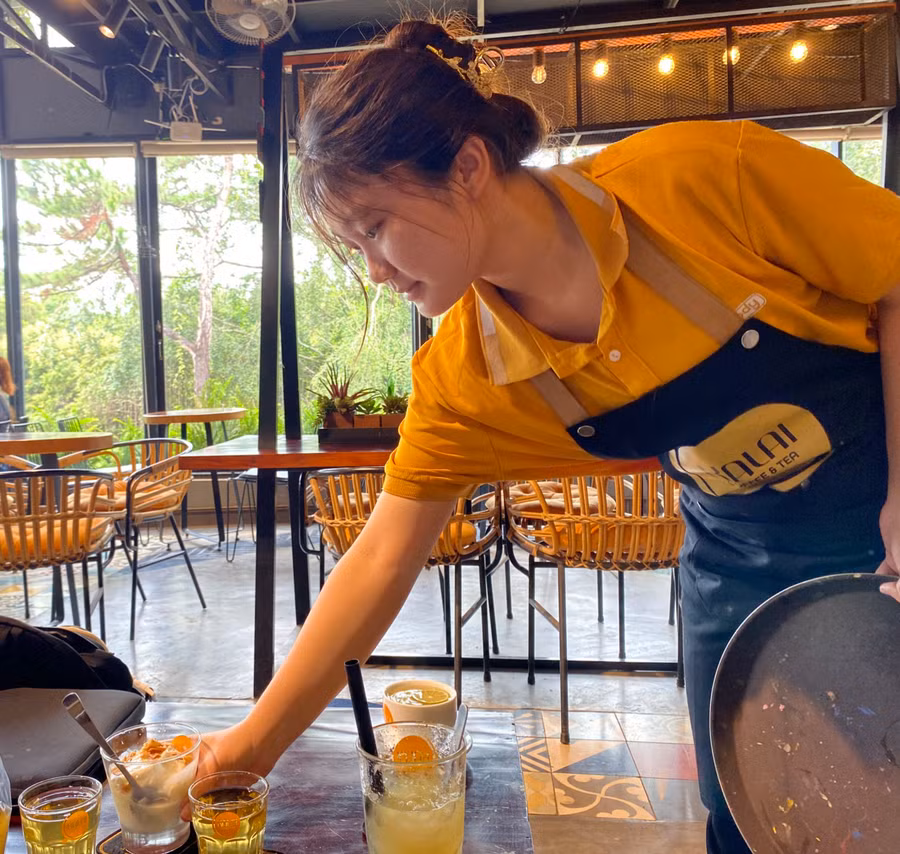 Tùy năng lực, sở thích, yêu cầu, các bạn gen Z có những lựa chọn nghề khác nhau như: phục vụ quán cà phê, bán hàng... hay chọn những công việc liên quan lĩnh vực mà mình đang theo học. Ảnh: Đồng Lai