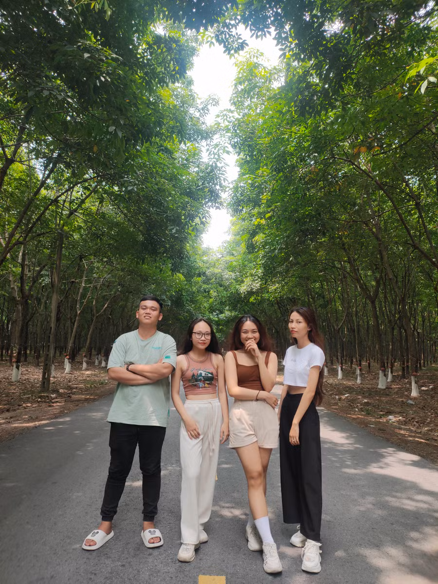 Lựa chọn đi phượt cùng gia đình và những người thân yêu là một trong những cách giúp tái tạo năng lượng mà giới trẻ yêu thích chọn lựa. Ảnh: Đồng Lai