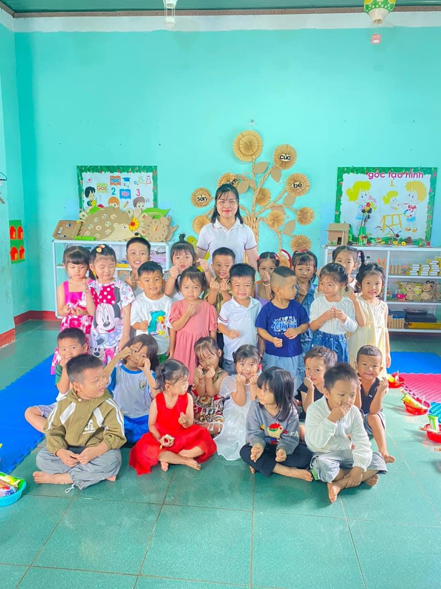 Cô giáo Vũ Thị Linh-giáo viên Trường Mẫu giáo Hra-cùng học trò. Ảnh: NVCC