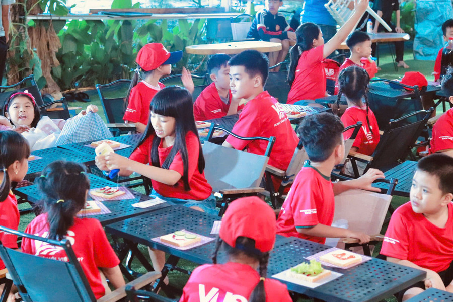 Tiếng Anh là một ngôn ngữ toàn cầu, được sử dụng rộng rãi trên khắp thế giới, không chỉ trong giao tiếp mà còn trong nhiều lĩnh vực khác như ngoại giao, thương mại... Ảnh: Trân Trân