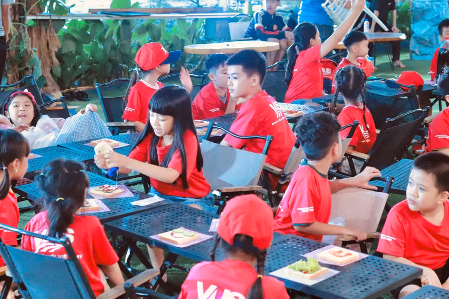 Tiếng Anh là một ngôn ngữ toàn cầu, được sử dụng rộng rãi trên khắp thế giới, không chỉ trong giao tiếp mà còn trong nhiều lĩnh vực khác như ngoại giao, thương mại... Ảnh: Trân Trân