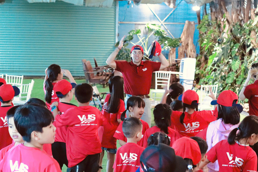 Trong độ tuổi “vàng” trẻ có khả năng lắng nghe và ghi nhớ rất tốt, dễ tiếp thu và tự tìm ra các quy tắc riêng cho mình theo bản năng. Ảnh: Trân Trân