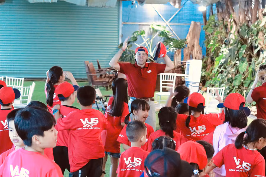 Trong độ tuổi “vàng” trẻ có khả năng lắng nghe và ghi nhớ rất tốt, dễ tiếp thu và tự tìm ra các quy tắc riêng cho mình theo bản năng. Ảnh: Trân Trân