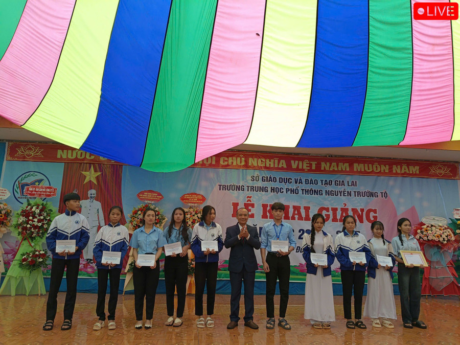 Đồng chí Huỳnh Minh Thuận trao học bổng cho các em học sinh Trường THPT Nguyễn Trường Tộ. Ảnh: Đồng Lai Đồng chí Huỳnh Minh Thuận trao học bổng cho các em học sinh Trường THPT Nguyễn Trường Tộ. Ảnh: Đồng Lai
