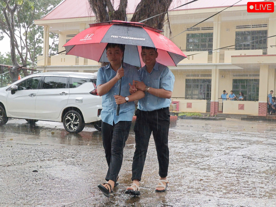 Học sinh Trường THPT Nguyễn Trường nô nức đội mưa đến dự lễ khai giảng. Ảnh: Đồng Lai Học sinh Trường THPT Nguyễn Trường nô nức đội mưa đến dự lễ khai giảng. Ảnh: Đồng Lai