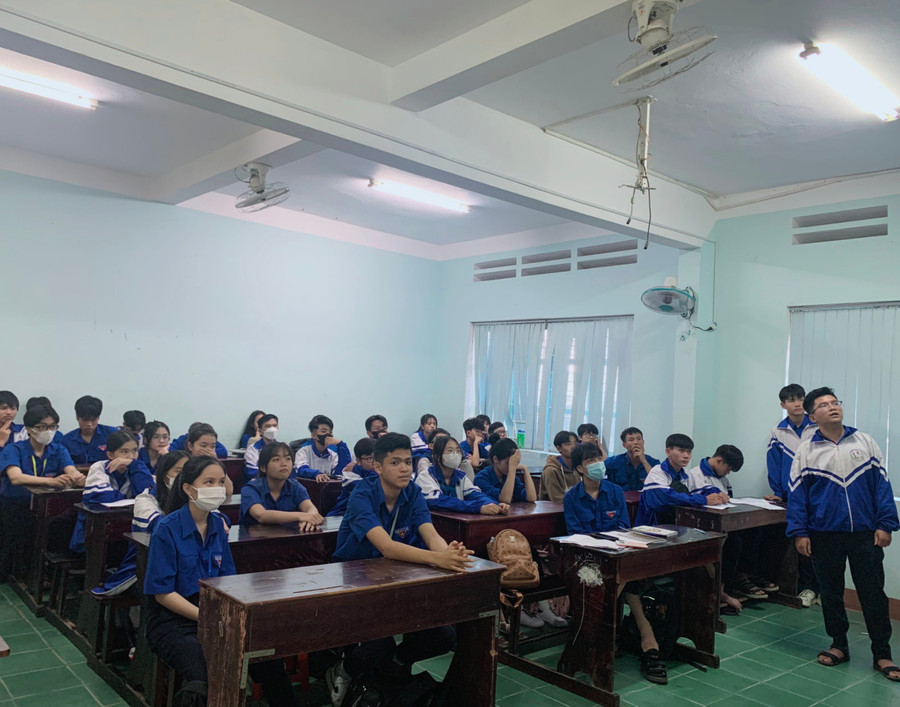 Học sinh lớp 12 lắng nghe thầy cô tư vấn tuyển sinh. Ảnh: Đồng Lai Học sinh lớp 12 lắng nghe thầy cô tư vấn tuyển sinh. Ảnh: Đồng Lai