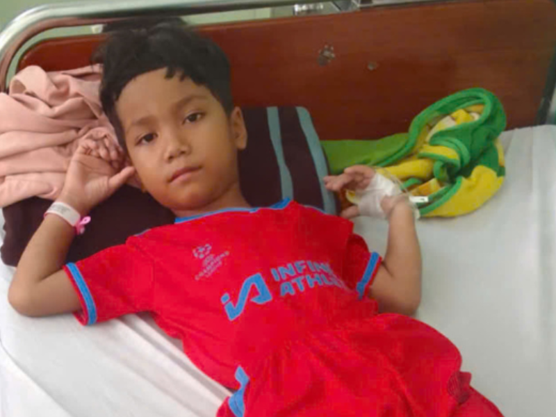 Em Rơ Châm Triệu đang rất cần được hỗ trợ để điều trị bệnh tim bẩm sinh và sán não. Ảnh: Đồng Lai