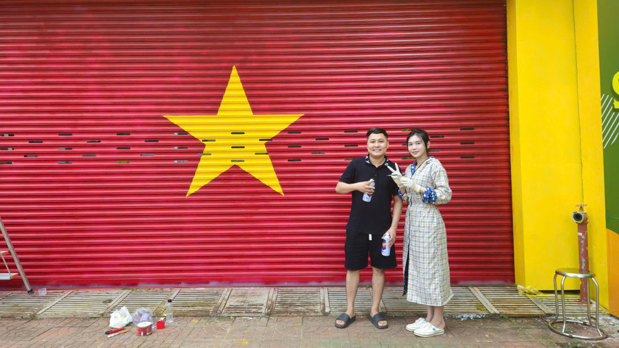 Vợ chồng anh Nguyễn Ngọc Thành đang tất bật hoàn thành những công đoạn cuối cùng của bức tranh đặc biệt. Ảnh: Đồng Lai Vợ chồng anh Nguyễn Ngọc Thành đang tất bật hoàn thành những công đoạn cuối cùng của bức tranh đặc biệt. Ảnh: Đồng Lai