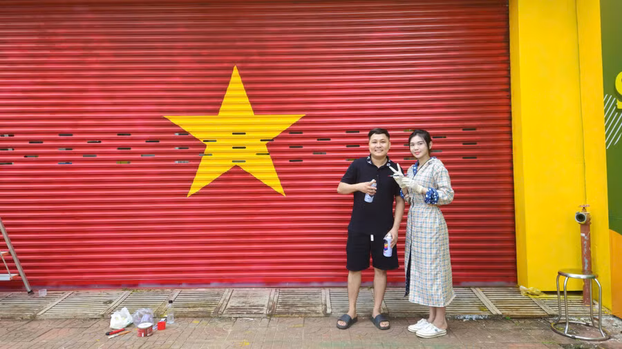 Vợ chồng anh Nguyễn Ngọc Thành đang tất bật hoàn thành những công đoạn cuối cùng của bức tranh đặc biệt. Ảnh: Đồng Lai