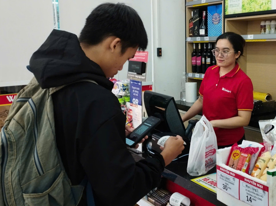 Phần lớn học sinh Pleiku sử dụng điện thoại thông minh để thanh toán khi mua sắm online hay các khoản phí. Ảnh: Đồng Lai Phần lớn học sinh Pleiku sử dụng điện thoại thông minh để thanh toán khi mua sắm online hay các khoản phí. Ảnh: Đồng Lai