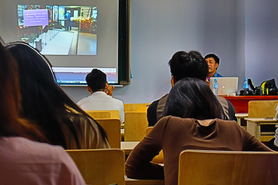 Các bạn trẻ có xu hướng học thêm ngoại ngữ và và tham gia các khóa học ngắn hạn về kỹ năng mềm. Ảnh: Đồng Lai