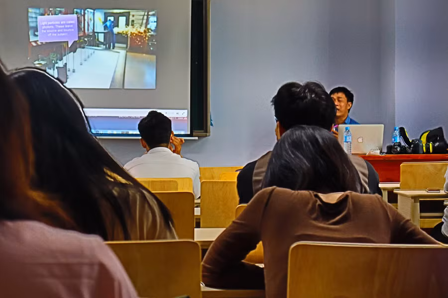 Các bạn trẻ có xu hướng học thêm ngoại ngữ và và tham gia các khóa học ngắn hạn về kỹ năng mềm. Ảnh: Đồng Lai