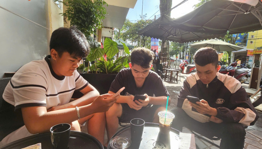 Nhiều bạn trẻ hoạt ngôn, thoải mái nói chuyện qua các dòng tin nhắn trên các nền tảng mạng xã hội, nhưng khi đối diện trực tiếp với nhau lại im lặng, rụt rè. Ảnh: Đồng Lai Nhiều bạn trẻ hoạt ngôn, thoải mái nói chuyện qua các dòng tin nhắn trên các nền tảng mạng xã hội, nhưng khi đối diện trực tiếp với nhau lại im lặng, rụt rè. Ảnh: Đồng Lai
