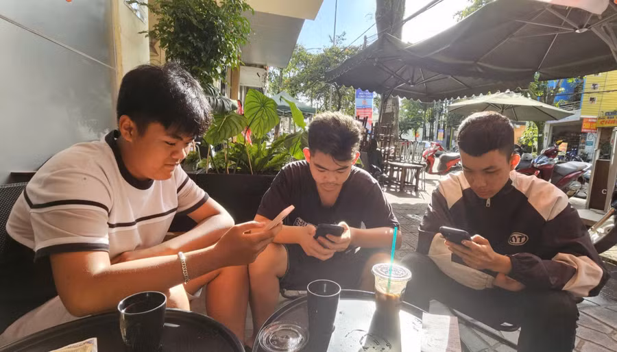 Nhiều bạn trẻ hoạt ngôn, thoải mái nói chuyện qua các dòng tin nhắn trên các nền tảng mạng xã hội, nhưng khi đối diện trực tiếp với nhau lại im lặng, rụt rè. Ảnh: Đồng Lai