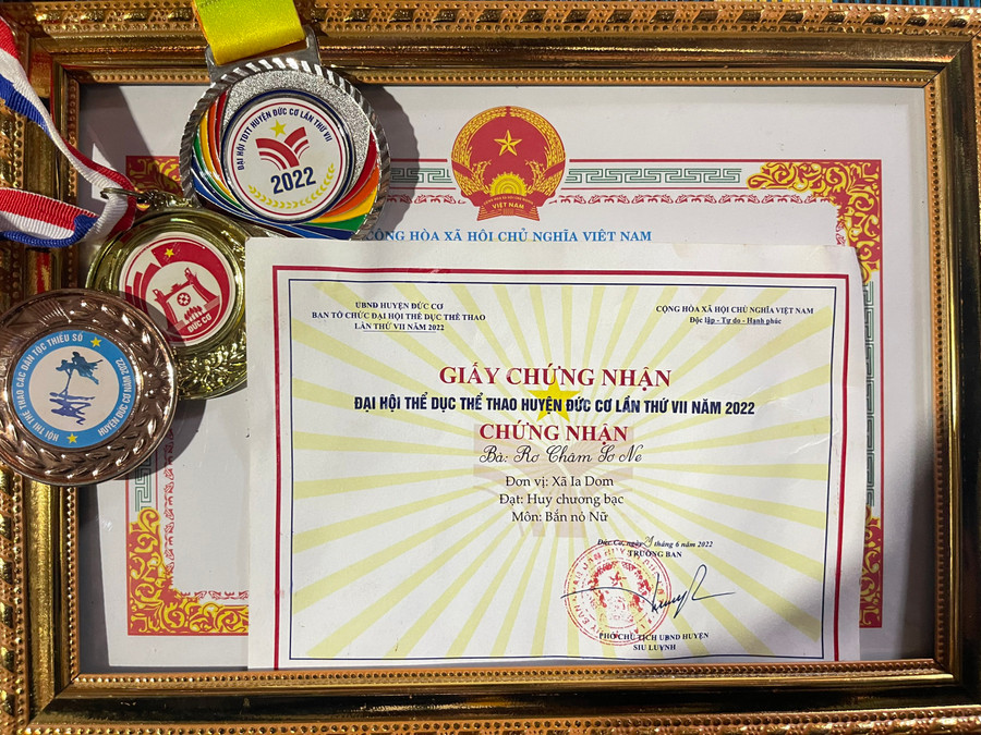 Những thành tích mà cô gái Jrai Rơ Châm Sơ Ne đạt được ở bộ môn bắn nỏ. Ảnh: Đồng Lai Những thành tích mà cô gái Jrai Rơ Châm Sơ Ne đạt được ở bộ môn bắn nỏ. Ảnh: Đồng Lai