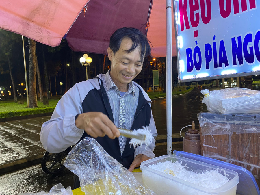 Dù mưa đêm, gió lạnh run người nhưng ông Đặng Văn Tý vẫn cố gắng làm đêm để kiếm thêm thu nhập ít ỏi từ xe hàng rong. Ảnh: Đồng Lai Dù mưa đêm, gió lạnh run người nhưng ông Đặng Văn Tý vẫn cố gắng làm đêm để kiếm thêm thu nhập ít ỏi từ xe hàng rong. Ảnh: Đồng Lai