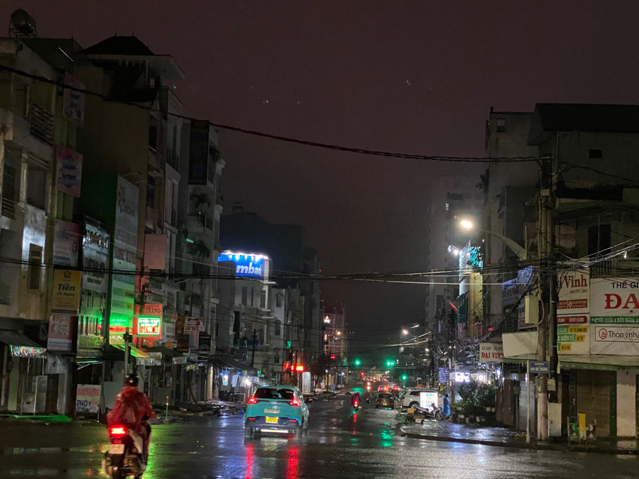 Trong đêm mưa, nhiều cung đường ở TP. Pleiku trở nên vắng vẻ hơn bình thường. Ảnh: Đồng Lai