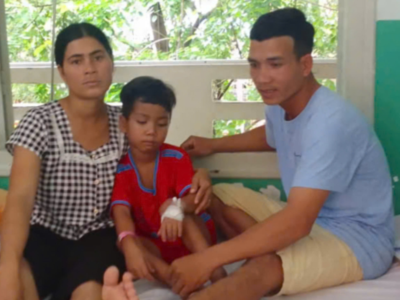 Bố mẹ em Rơ Châm Triệu không ngày nào vơi nghĩ suy đến chuỗi ngày sắp tới vì không đủ khả năng để chạy chữa cho con trai. Ảnh: Đồng Lai