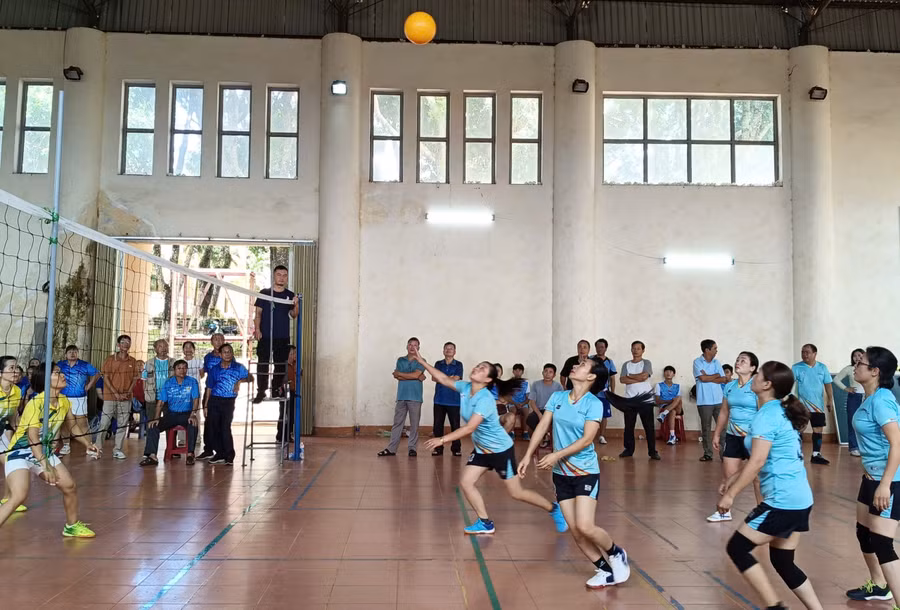 Các trận đấu diễn ra sôi nổi với nhiều pha đập bóng đẹp mắt, thu hút sự theo dõi, cổ vũ nhiệt tình của đông đảo khán giả trên địa bàn. Ảnh: Đồng Lai