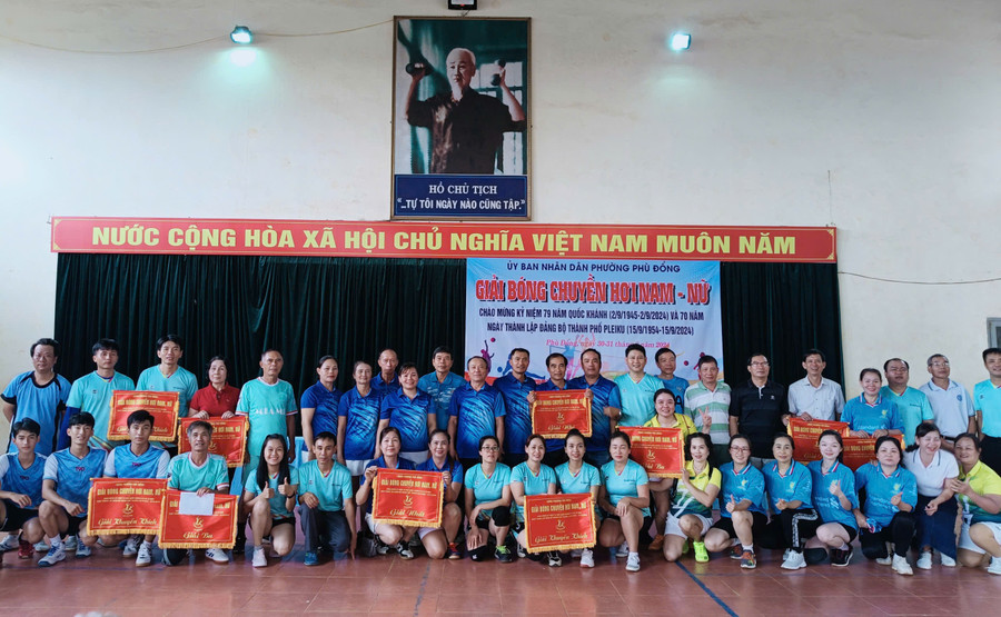 Ban Tổ chức và các vận động viên chụp hình lưu niệm. Ảnh: Đồng Lai