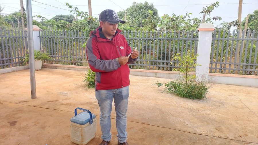 Ông Rowlan Hyum- cán bộ thú y xã Ia Tiêm đang chuẩn bị tiêm phòng cho đàn chó, mèo xã Ia Glai.Ảnh: Nguyễn Diệp