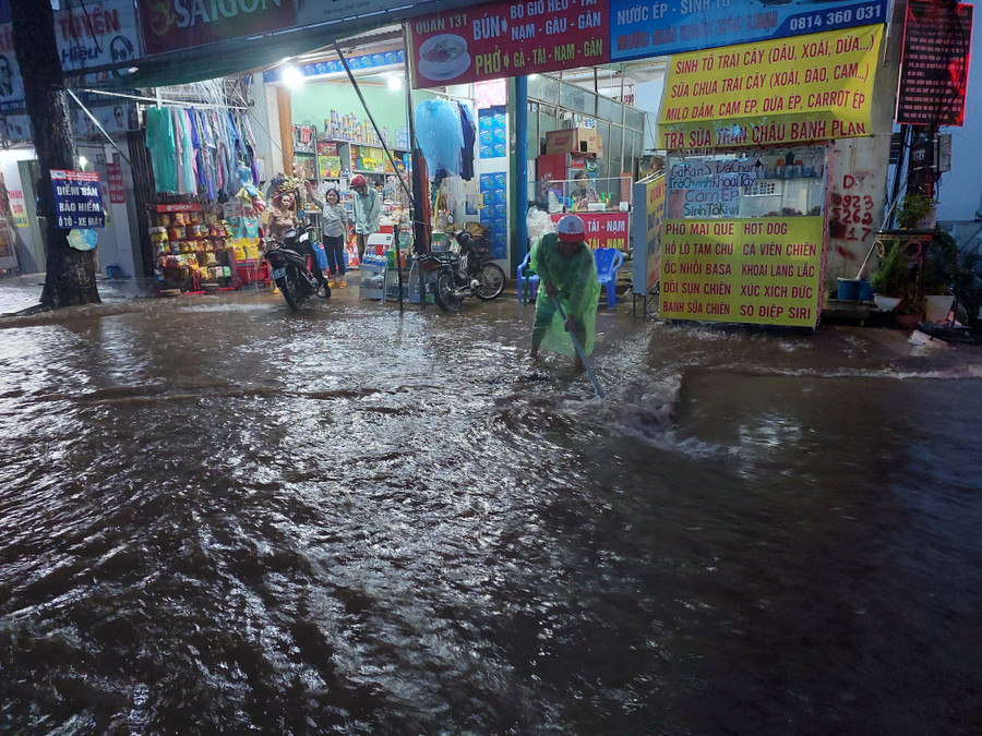 Nước tràn vào nhà dân trên đường Lê Duẩn Nước lai láng trên đường Lê Duẩn Người dân cố gắng dọn rác tại các khu vực thoát nước Nước ngập đoạn cầu vượt Phạm Văn Đồng 2 bên cầu Phan Đình Phùng bị ngập nước Nước tràn vào nhà dân trên đường Lê Duẩn Nước lai láng trên đường Lê Duẩn Người dân cố gắng dọn rác tại các khu vực thoát nước Nước ngập đoạn cầu vượt Phạm Văn Đồng 2 bên cầu Phan Đình Phùng bị ngập nước