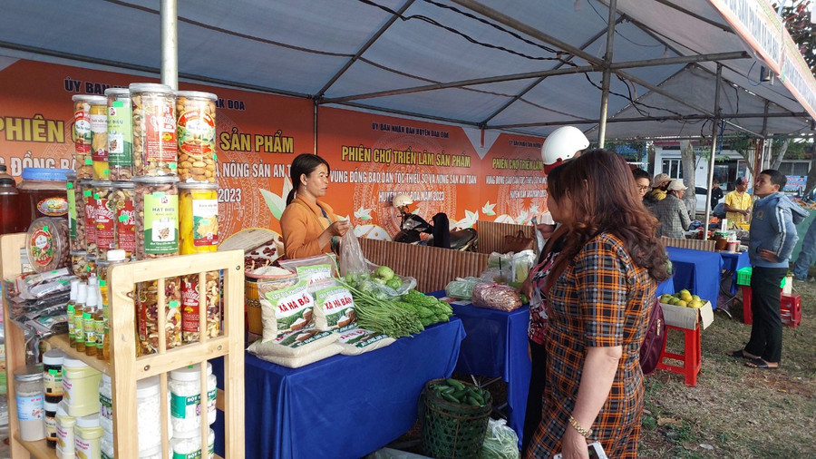 Người tiêu dùng tham quan, mua sắm nông sản sạch tại phiên chợ. Ảnh: Nguyễn Diệp