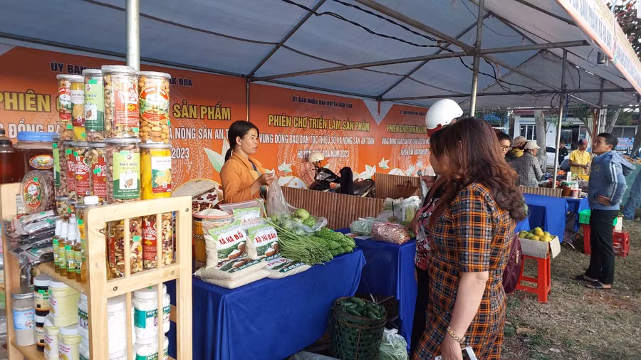 Người tiêu dùng tham quan, mua sắm nông sản sạch tại phiên chợ. Ảnh: Nguyễn Diệp