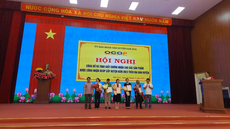 Lãnh đạo Huyện ủy, UBND huyện Đak Đoa trao giấy chứng nhận cho các chủ thể có sản phẩm OCOP đạt 3 sao cấp huyện. Ảnh: Nguyễn Diệp