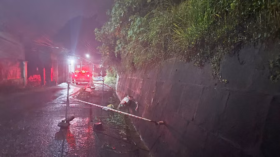 Lực lượng chức năng của phường Hoa Lư túc trực tại hiện trường. Ảnh: Nguyễn Diệp