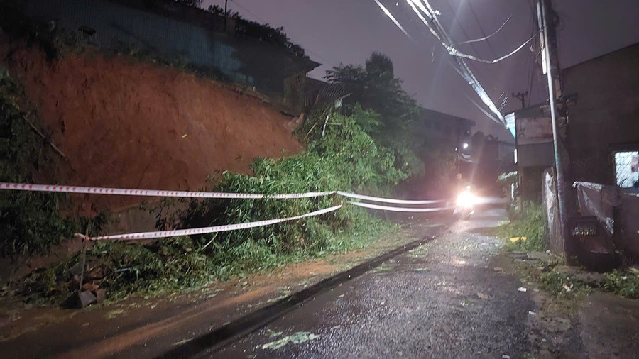 Đoạn sạt lở đất tại tổ 2, phường Hoa Lư, TP.Pleiku. Ảnh: Nguyễn Diệp