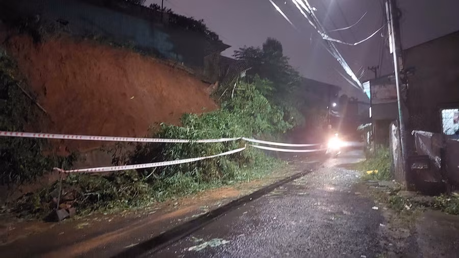 Đoạn sạt lở đất tại tổ 2, phường Hoa Lư, TP.Pleiku. Ảnh: Nguyễn Diệp