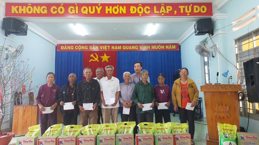 Những phần quà ấm áp của Báo Gia Lai mang đến niềm vui cho các gia đình chính sách và hộ nghèo xã A Dơk. Ảnh: Nguyễn Diệp Những phần quà ấm áp của Báo Gia Lai mang đến niềm vui cho các gia đình chính sách và hộ nghèo xã A Dơk. Ảnh: Nguyễn Diệp