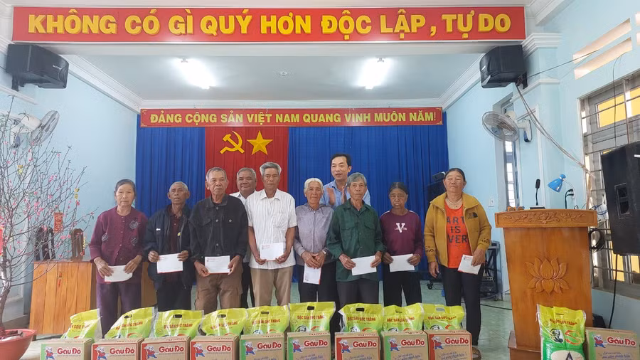 Những phần quà ấm áp của Báo Gia Lai mang đến niềm vui cho các gia đình chính sách và hộ nghèo xã A Dơk. Ảnh: Nguyễn Diệp