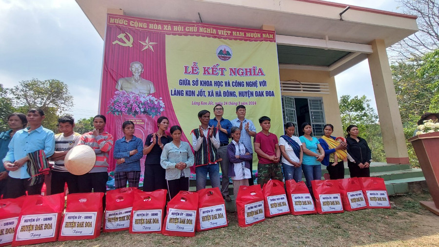 Lãnh đạo huyện Đak Đoa trao tặng quà cho hộ nghèo, hộ khó khăn làng Kon Jốt Ảnh: Nguyễn Diệp