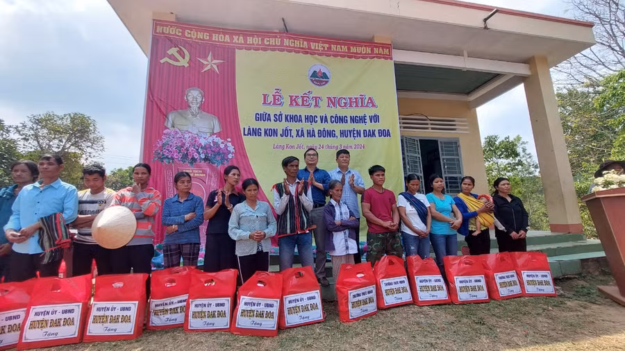 Lãnh đạo huyện Đak Đoa trao tặng quà cho hộ nghèo, hộ khó khăn làng Kon Jốt Ảnh: Nguyễn Diệp