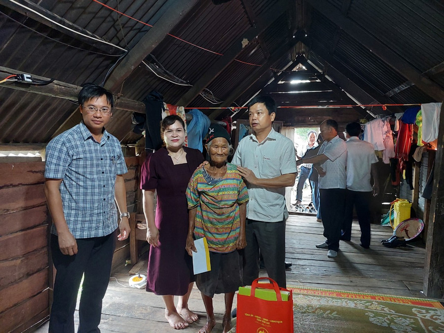 Phó Chủ tịch UBND tỉnh Nguyễn Hữu Quế thăm tặng quà cho bà Nay Yem ( làng Bi Giông, xã Pờ Tó là vợ liệt sỹ).Ảnh: Nguyễn Diệp Phó Chủ tịch UBND tỉnh Nguyễn Hữu Quế thăm tặng quà cho bà Nay Yem ( làng Bi Giông, xã Pờ Tó là vợ liệt sỹ).Ảnh: Nguyễn Diệp