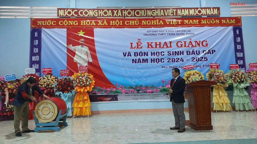 Phó Chủ tịch Thường trực HĐND tỉnh đánh trốn khai trường.Ảnh: Nguyễn Diệp Phó Chủ tịch Thường trực HĐND tỉnh đánh trốn khai trường.Ảnh: Nguyễn Diệp