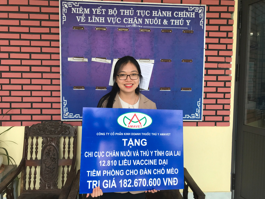 Cán bộ Chi cục Chăn nuôi và Thú y tỉnh tiếp nhận vắc xin phòng bệnh dại chó, mèo. Ảnh: Nguyễn Diệp Cán bộ Chi cục Chăn nuôi và Thú y tỉnh tiếp nhận vắc xin phòng bệnh dại chó, mèo. Ảnh: Nguyễn Diệp