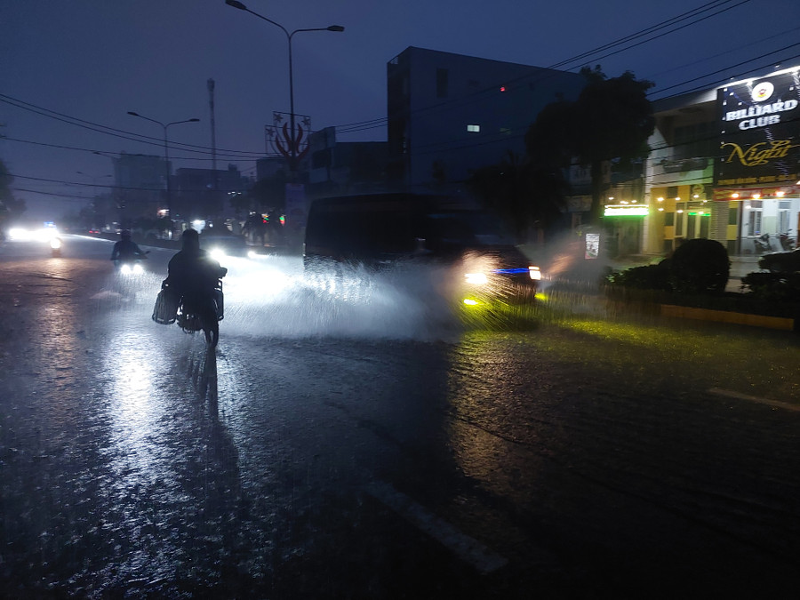 Nước ngập đoạn cầu vượt Phạm Văn Đồng 2 bên cầu Phan Đình Phùng bị ngập nước Nước ngập đoạn cầu vượt Phạm Văn Đồng 2 bên cầu Phan Đình Phùng bị ngập nước