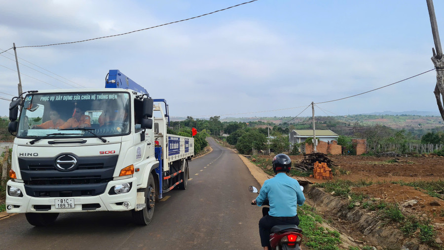 Tỉnh lộ 666 đoạn qua Trung tâm xã Kon Chiêng được hoàn thành đã thúc đẩy kinh tế- xã hội của xã phát triển. Ảnh: Nguyễn Diệp