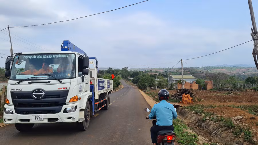 Tỉnh lộ 666 đoạn qua Trung tâm xã Kon Chiêng được hoàn thành đã thúc đẩy kinh tế- xã hội của xã phát triển. Ảnh: Nguyễn Diệp