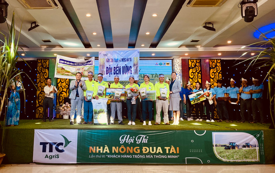 Bà Vũ Thị Lan-Giám đốc TTCS Gia Lai trao giải nhất hội thi cho đội Chư Sê và Phú Thiện. Ảnh: Nguyễn Diệp
